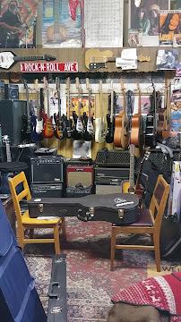 Guitar Junkyard011