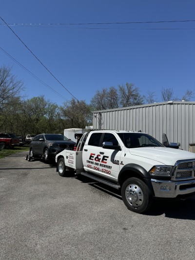 E & E Towing Service