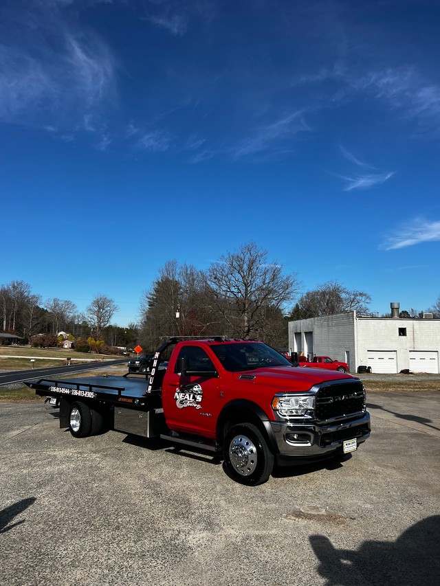 Neal's Towing LLC