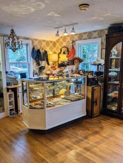 Tova's Vintage Shop, Old Saybrook, Connecticut