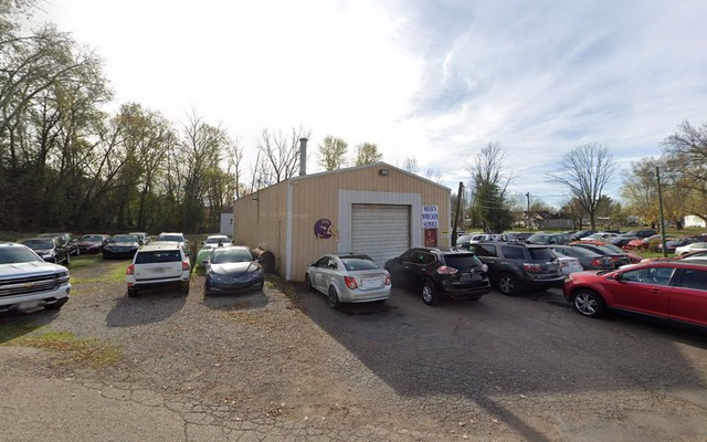 Weeks' Wrecker Services Garage