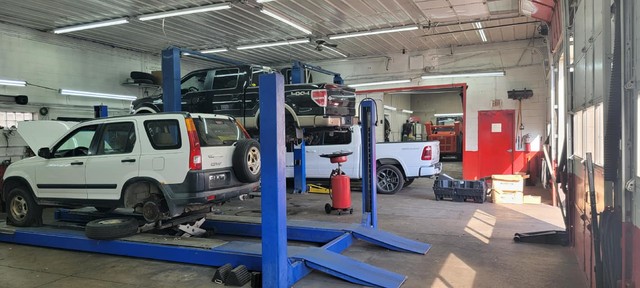 Del's Service Center, Towing and Repair Service. Light and Heavy-duty Services including RV'S.
