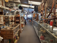 Larry's Antiques03